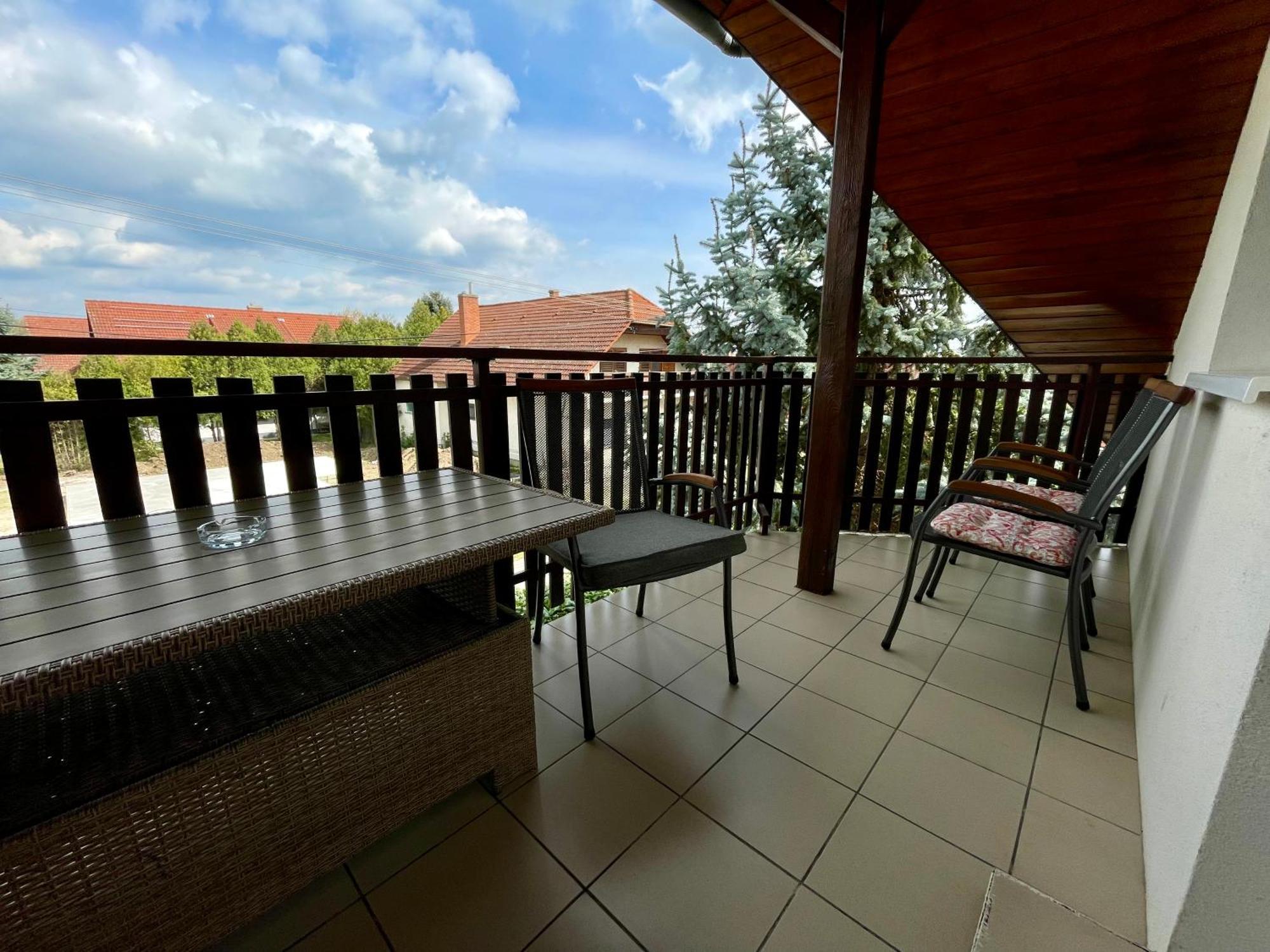 Villa Lili Apartments Balatonkeresztúr Eksteriør bilde