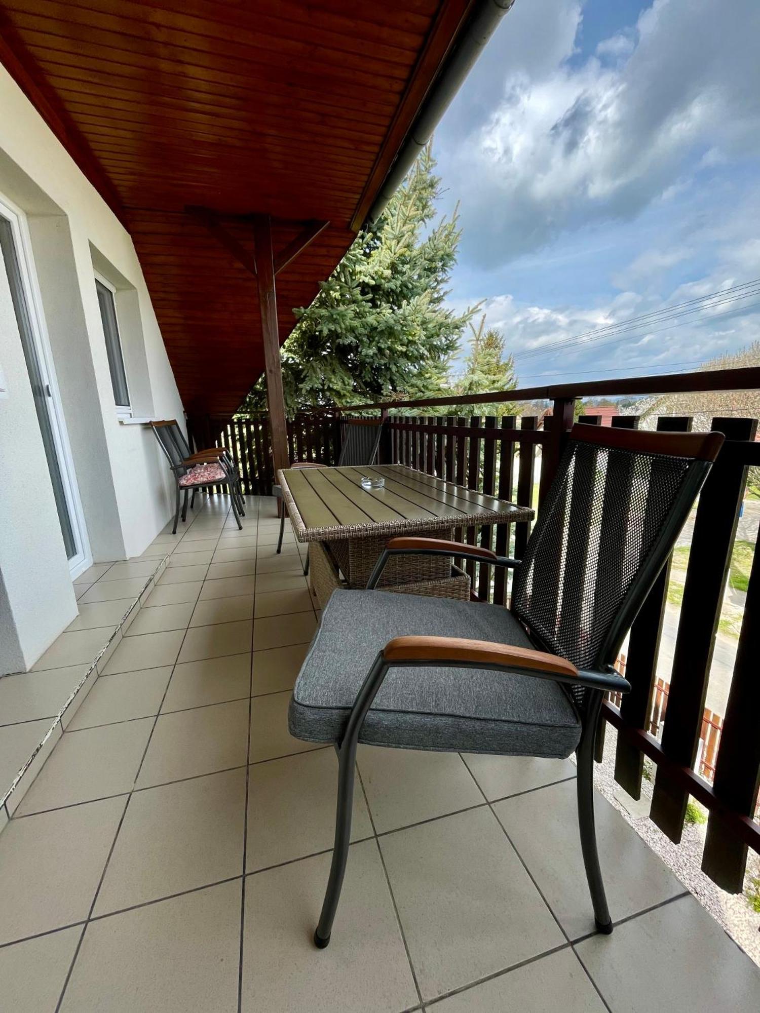 Villa Lili Apartments Balatonkeresztúr Eksteriør bilde